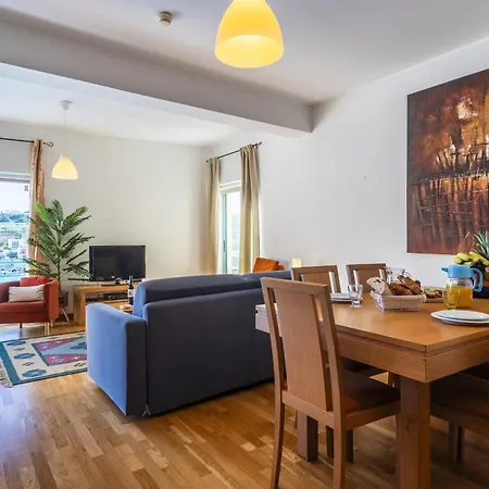 Marina Breeze With Pool - 900m From The