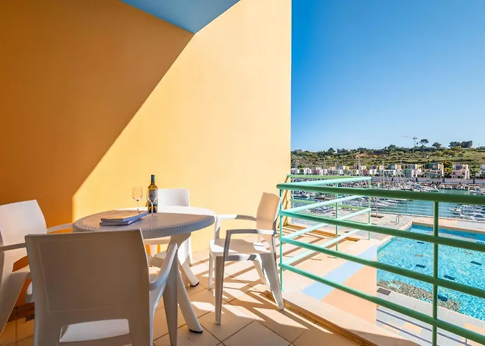 Marina Breeze With Pool - 900m From The